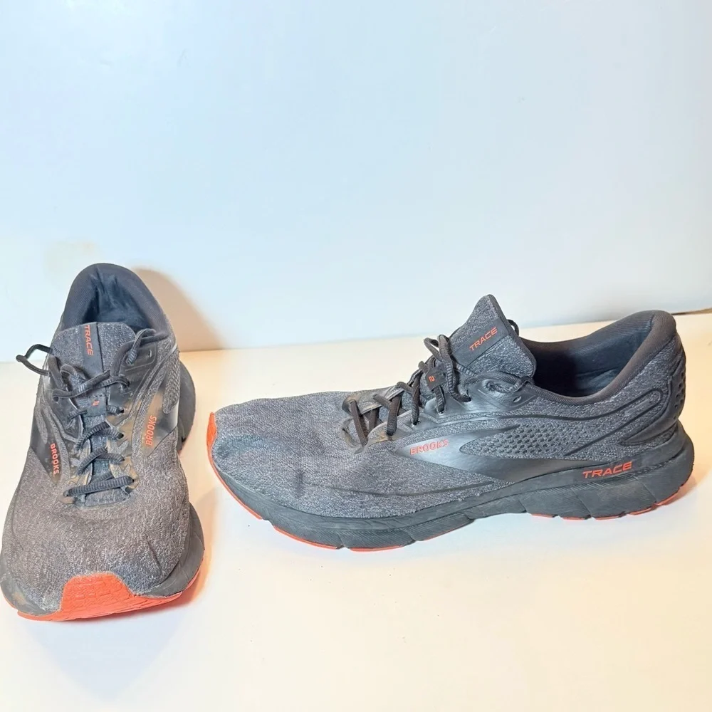 Brooks Trace 2 men's running shoes in a black and red color scheme. Sz 14